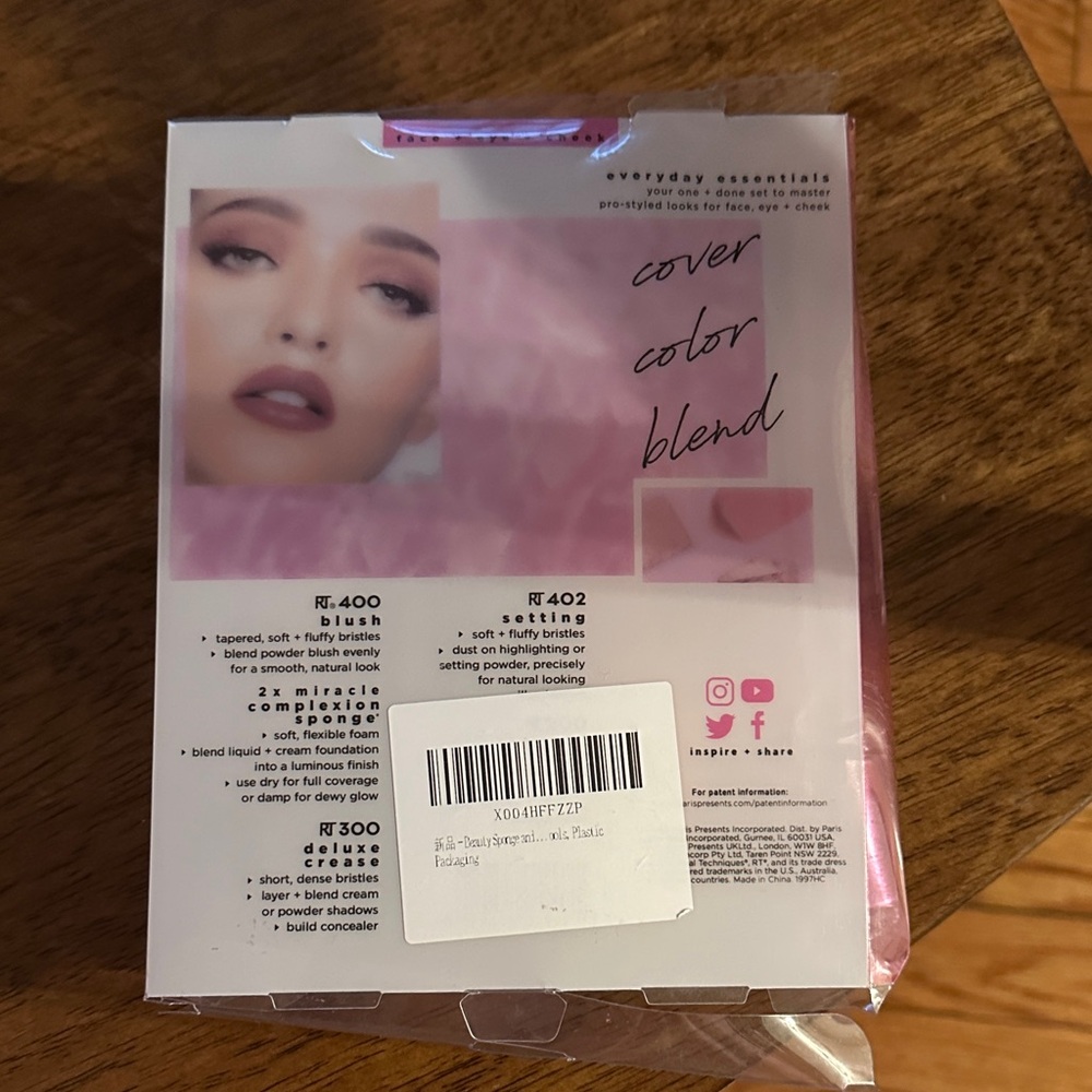 Real Techniques Everyday Essentials Makeup Brush Set - Picture 2 of 5